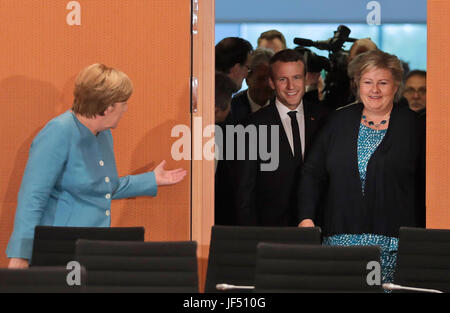 Berlin, Deutschland. 29. Juni 2017. Bundeskanzlerin Angela Merkel, links, Gesten in Richtung Frankreichs Präsident Emmanuel Macron, Center und Norwegens Ministerpräsident Erna Solberg, rechts, vor einer Versammlung der europäischen Staats-und Regierungschefs auf die bevorstehenden G20-Gipfel im Kanzleramt in Berlin, Deutschland, Donnerstag, 29. Juni 2017. Foto: Markus Schreiber/AP-Pool/Dpa/Alamy Live News Stockfoto