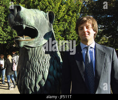 Datei - Datei Bild datiert 22. September 2012 zeigen Kronprinz von Hannover, Ernst August (R), stand neben dem Bronce Löwen der Barockgarten Blankenburg in Deutschland. Die Bronze-Löwen blieb in Blankenburg. Am selben Tag den Kronprinzen und Blankenburg-Bürgermeister Hanns-Michael Noll, einen Mietvertrag unterzeichnet. Mit genannten Abkommens wurde ein Streit über das Symbol der Blankenburg außergerichtlich gelöst und der Löwe kann im Garten des Palais klein bleiben. Foto: Matthias Bein/Dpa-Zentralbild/ZB Stockfoto