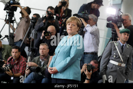 Berlin, Deutschland. 29. Juni 2017. Bundeskanzlerin Angela Merkel erwartet für französische Präsident Emmanuel Macron, vor dem Bundeskanzleramt in Berlin, Deutschland, 29. Juni 2017. Foto: Kay Nietfeld/Dpa/Alamy Live News Stockfoto