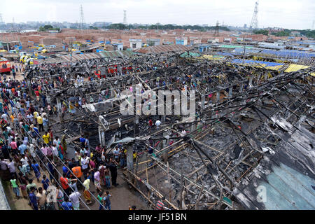 Dhaka, Bangladesch. 29. Juni 2017.  Bangladeshi Feuerwehrleute versuchen, das Feuer zu löschen, während ein Brandes mehrere Schuppen an Gabtoli Viehmarkt in Dhaka, Bangladesch, 29. Juni 2017 entkernt. Rund 13 wurden Kühe und 26 Ziegen getötet, als der Markt um 10:00 Donnerstag gefangen Feuer. Bildnachweis: SK Hasan Ali/Alamy Live-Nachrichten Stockfoto