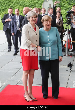 Berlin, Deutschland. 29. Juni 2017. German chancellor Angela Merkel (R) posiert für Fotos mit britischen Premierminister Theresa kann (L) vor dem Vorbereitungstreffen für G20-Gipfel im Kanzleramt in Berlin, Hauptstadt Deutschlands, am 29. Juni 2017. Bildnachweis: Shan Yuqi/Xinhua/Alamy Live-Nachrichten Stockfoto