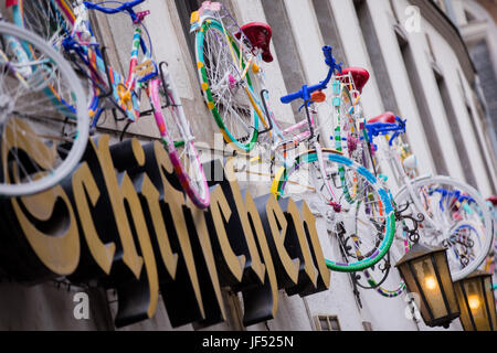 Bunte Fahrräder hängen von einer Bar in der Altstadt Düsseldorf, 28. Juni 2017. Die 1. Etappe der Tour de France wird als Einzelzeitfahren in der Hauptstadt des Bundesstaates North Rhine-Westphalia auf Samstag, 1. Juli 2017 Auftakt. Foto: Rolf Vennenbernd/Dpa/Alamy Live News Stockfoto