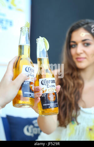 Zagreb, Kroatien. 28. Juni 2017.  Hostessen posiert mit Corona Flaschen auf der Corona Sonnenuntergänge Session Party auf dem Dach von Zagreb Dance Center im Zentrum von Zagreb, Kroatien. Bildnachweis: PhotoJa/Alamy Live-Nachrichten Stockfoto