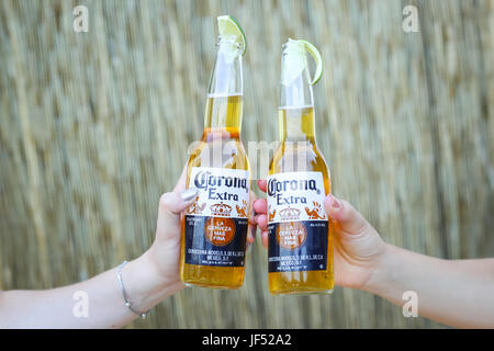 Zagreb, Kroatien. 28. Juni 2017.  Zwei Hände mit Corona Extra Bierflaschen auf der Corona Sonnenuntergänge Session Party auf dem Dach von Zagreb Dance Center im Zentrum von Zagreb, Kroatien. Bildnachweis: PhotoJa/Alamy Live-Nachrichten Stockfoto