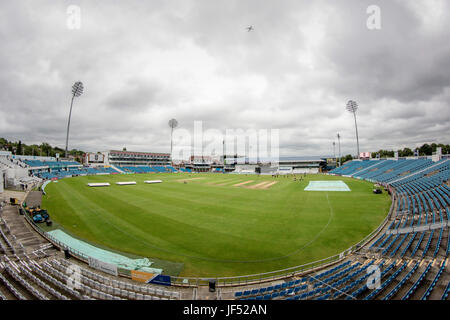 Headingly, UK. 29. Juni 2017. Gloomy Himmel über Headingly als eine Pitch-Kontrolle geplant ist für 14:30 Tag vier der County Championship Spiel zwischen Yorkshire County Cricket Club V Surrey County Cricket Club auf Donnerstag, 29. Juni 2017. Bildnachweis: Gefangen-Light-Fotografie Limited/Alamy Live-Nachrichten Stockfoto