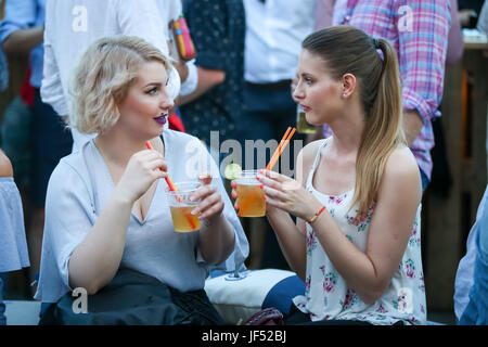 Zagreb, Kroatien. 28. Juni 2017.  Zwei Frauen trinken Corona cocktail auf der Corona Sonnenuntergänge Session Party auf dem Dach des Zagreb Dance Center im Zentrum von Zagreb, Kroatien. Bildnachweis: PhotoJa/Alamy Live-Nachrichten Stockfoto