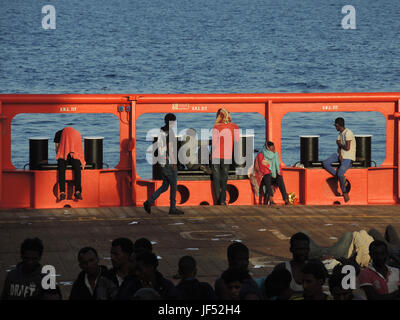 Corigliano Calabro, Italien. 29. Juni 2017.  Migranten warten im Bereich Fracht von einem zivilen Schiff für ihre Übertragung auf das Rettungsschiff "Aquarius" im Mittelmeer, 27. Juni 2017. Die Hilfsorganisationen Ärzte ohne Grenzen und SOS Méditerranée brachte sie nach Italien, nach dem Speichern sie aus Seenot. Foto: Lena Klimkeit/Dpa/Alamy Live-Nachrichten Stockfoto