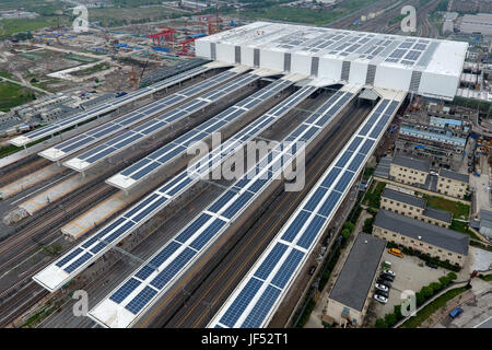 Hangzhou. 29. Juni 2017. Foto am 29. Juni 2017 zeigt das Dach montierte Photovoltaik-Anlage in den Südbahnhof Hangzhou, Hauptstadt der ostchinesischen Provinz Zhejiang. Das System, das rund 52.000 Quadratmeter groß und verfügt über eine installierte Gesamtleistung von 4,2 Megawatt, hat Qualität Akzeptanz am Donnerstag übergeben. Der Südbahnhof Hangzhou wird voraussichtlich Ende 2017 Inbetriebnahme. Bildnachweis: Huang Zongzhi/Xinhua/Alamy Live-Nachrichten Stockfoto