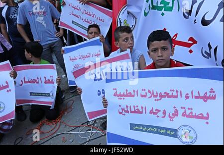 Rafah, Gaza-Streifen, Palästinensische Gebiete. 29. Juni 2017. Palästinenser nehmen Teil an einer Demonstration gegen die israelische Blockade und anspruchsvoll, für die Behandlung in Gaza-Stadt am 29. Juni 2017 zu reisen. Hamas beschuldigt die palästinensische Autonomiebehörde und Israel der Verweigerung der Bewohner des Gazastreifens benötigen Erlaubnis zur medizinischen Behandlung außerhalb der abgeriegelten Küsten Enklave Kredit suchen Dokumente erteilen: Ashraf Amra/APA Bilder/ZUMA Draht/Alamy Live News Stockfoto