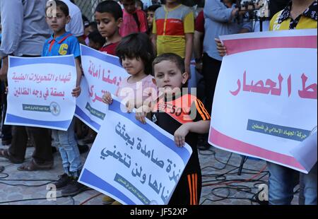 Rafah, Gaza-Streifen, Palästinensische Gebiete. 29. Juni 2017. Palästinenser nehmen Teil an einer Demonstration gegen die israelische Blockade und anspruchsvoll, für die Behandlung in Gaza-Stadt am 29. Juni 2017 zu reisen. Hamas beschuldigt die palästinensische Autonomiebehörde und Israel der Verweigerung der Bewohner des Gazastreifens benötigen Erlaubnis zur medizinischen Behandlung außerhalb der abgeriegelten Küsten Enklave Kredit suchen Dokumente erteilen: Ashraf Amra/APA Bilder/ZUMA Draht/Alamy Live News Stockfoto