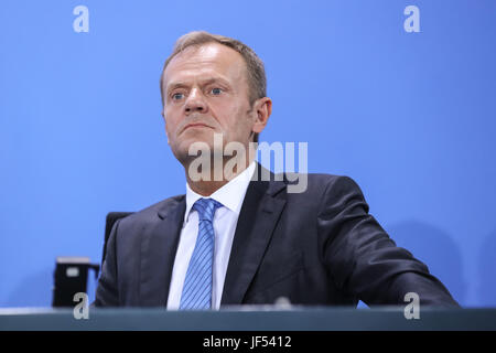 Berlin, Deutschland. 29. Juni 2017. Präsident des Europäischen Rates, Donald Tusk besucht eine Pressekonferenz nach dem Vorbereitungstreffen für G20-Gipfel im Kanzleramt in Berlin, Hauptstadt Deutschlands, am 29. Juni 2017. Bildnachweis: Shan Yuqi/Xinhua/Alamy Live-Nachrichten Stockfoto