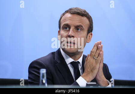 Berlin, Deutschland. 29. Juni 2017. Der französische Präsident Emmanuel Macron besucht eine Pressekonferenz nach dem Vorbereitungstreffen für G20-Gipfel im Kanzleramt in Berlin, Hauptstadt Deutschlands, am 29. Juni 2017. Bildnachweis: Shan Yuqi/Xinhua/Alamy Live-Nachrichten Stockfoto