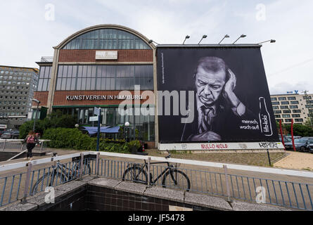 Hamburg, Deutschland. 29. Juni 2017. Eine Werbetafel der Getränkehersteller Fritz Kola abbildenden türkische Präsident Erdogan in der Nähe der Kunstverein in Hamburg, Deutschland, 29. Juni 2017 zu sehen. Foto: Christophe Gateau/Dpa/Alamy Live News Stockfoto