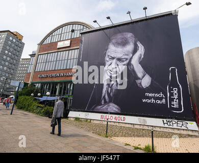 Hamburg, Deutschland. 29. Juni 2017. Eine Werbetafel der Getränkehersteller Fritz Kola abbildenden türkische Präsident Erdogan in der Nähe der Kunstverein in Hamburg, Deutschland, 29. Juni 2017 zu sehen. Foto: Christophe Gateau/Dpa/Alamy Live News Stockfoto