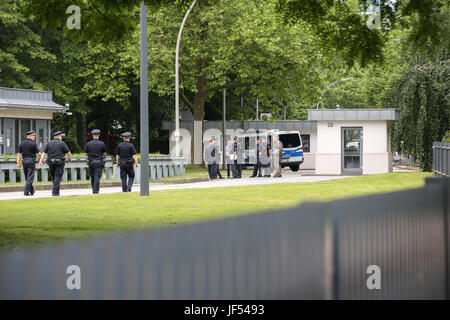 Hamburg, Deutschland. 29. Juni 2017. Sicherheitspersonal ist auf dem Gelände des amerikanischen Konsulats in Hamburg, Deutschland, 29. Juni 2017 ersichtlich. Der G20-Gipfel statt findet zwischen dem 7. und 8. Juli. Foto: Bodo Marks/Dpa/Alamy Live News Stockfoto