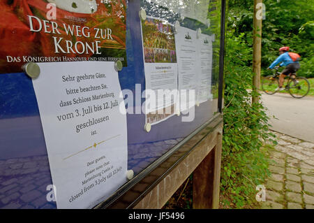 Nordstemmen, Deutschland. 27. Juni 2017. Eine Notiz lesen "Verdienter Gäste, das Schloss Marienburg ist zwischen 3. Juli und 12. Juli geschlossen" in der Nähe von Nordstemmen, Deutschland, 27. Juni 2017 zu sehen. Es liegt etwa 20 Kilometer südlich von Hannover, 15 Kilometer nordwestlich von Hildesheim. Foto: Holger Hollemann/Dpa/Alamy Live News Stockfoto