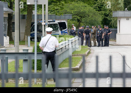 Hamburg, Deutschland. 29. Juni 2017. Sicherheitspersonal ist auf dem Gelände des amerikanischen Konsulats in Hamburg, Deutschland, 29. Juni 2017 ersichtlich. Der G20-Gipfel statt findet zwischen dem 7. und 8. Juli. Foto: Bodo Marks/Dpa/Alamy Live News Stockfoto