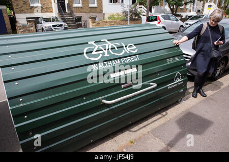 London, UK. 29. Juni 2017. Ein Zyklus auf der Straße parken Hangar in East Avenue in Verbindung mit dem London Borough of Waltham Forest Mini-Holland Schema und Enjoy Waltham Forest-Programm installiert. Über 110 Bikehangars wurden in Waltham Forest installiert da 2015 Lagerung von Fahrrädern für Bewohner einfacher und sicherer zu machen und weitere 45 in 2017 geplant sind. Bildnachweis: Mark Kerrison/Alamy Live-Nachrichten Stockfoto