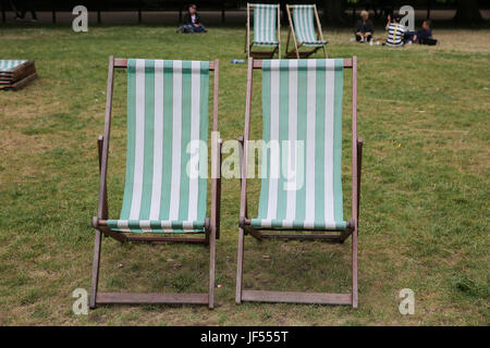 Green Park. London. UK 29. Juni 2017 - Leute unterwegs in Green Park an einem milden aber bewölkten Tag in der Hauptstadt. Bildnachweis: Dinendra Haria/Alamy Live-Nachrichten Stockfoto