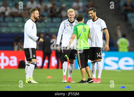 Sotschi, Russland. 29. Juni 2017. Deutsche Spieler (L-R) Shkodran Mustafi, Julian Brandt sowie Emre Can und Andres Guardado aus Mexiko können vor dem Start das Halbfinale des Confederations Cup zwischen Deutschland und Mexiko in Sotschi, Russland, 29. Juni 2017 gesehen werden. Foto: Marius Becker/Dpa/Alamy Live News Stockfoto