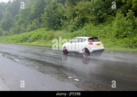 Hucknall, Nottinghamshire, UK. 29. Juni 2017. Starker Regen weiterhin unten für fast 48 Stunden erstellen schlechte Fahrbedingungen zu gießen. Bildnachweis: Ian Francis/Alamy Live-Nachrichten Stockfoto