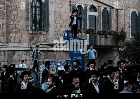 Jerusalem, Israel. 29. Juni 2017. Hunderte von ultra orthodoxe jüdische Männer marschieren aus dem religiösen Viertel Mea Shearim zum Rathaus am Safra Square Protest gegen die Öffnung der Geschäfte samstags in Jerusalem, etwas, das sie Schändung des jüdischen Sabbats überlegen. Stockfoto
