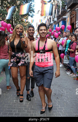 Madrid, Spanien. 29. Juni 2017. Hohe Schuhe laufen während der World Pride in Madrid am Donnerstag, 29. Juni 2017.  29.06.2017 Credit: Gtres Información Más lokalen auf line,S.L./Alamy Live News Stockfoto