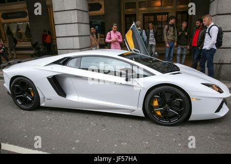 Piccadilly. London. UK 30. Juni 2017. Ein Lamborghini mit einem Königreich Saudi-Arabien Nummernschild geparkt vor dem The Ritz Hotel in Piccadilly. Bildnachweis: Dinendra Haria/Alamy Live-Nachrichten Stockfoto