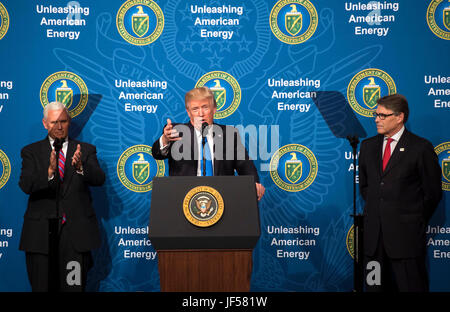 US-Präsident Donald J. Trump, zusammen mit Vizepräsident Mike Pence (L) und Energieminister Rick Perry, liefert Bemerkungen beim Entfesselung American Energy Event in dem Department of Energy in Washington, DC am 29. Juni 2017. Bildnachweis: Kevin Dietsch/Pool über CNP /MediaPunch Stockfoto