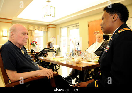 Major Angela Reed-Johnson, strategische Operationen Chef für die Direktion Human Resources für die US Army Reserve 99. Regional Support Command am Joint Base McGuire-Dix-Lakehurst, New Jersey, Besuche 26.Mai mit Frank Gross, ein Korea-Krieg-Veteran, der Veterans Memorial Zuhause in Vineland, New Jersey.  Gross war der 99. RSC Essen gehen am 12. Mai, eine Veranstaltung zu dem Dutzende von Bewohnern aus dem Hause eingeladen waren. Stockfoto