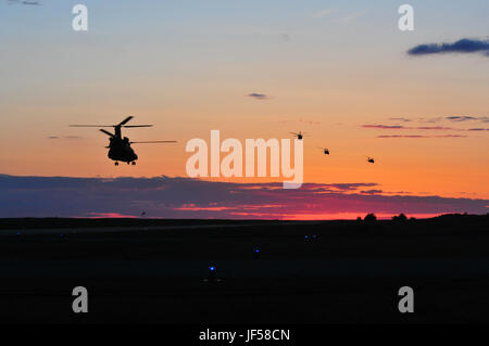 Drei UH-60 Blackhawks aus Maryland Nationalgarde 224. Aviation Regiment lassen auf einer Mission, um Truppen in die Schlacht mit einem Chinook CH-147F von 450 taktische Hubschrauberstaffel der Royal Canadian Air Force am Camp Wainwright, Alberta, Kanada, am 26. Mai 2017 einfügen. Der 224. unterstützt Maple lösen 17, der kanadischen Armee führende Brigade-Ebene Validierung Übung entwickelt, um individuelle Fähigkeiten zu schärfen und verbessern Einheit Bereitschaft 14-29 Mai laufen. Stockfoto