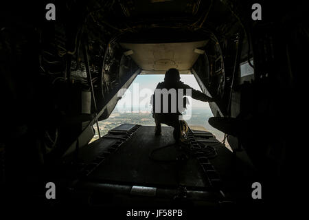 DARWIN, Australien-US Marine Sgt. Phil Berry, Waffen und Taktiken Lehrer, Marine Medium Tiltrotor Squadron 268, Marine Rotations Kraft Darwin, blickt der Rückseite ein MV-22 Osprey, wie sie ihren Weg zu holen, ein Hubschrauber-Support-Team für ein Aussenlift, 26. Mai 2017. Dies ist der Fischadler ersten Einsatz nach Australien und die Interoperabilität Ausbildungskapazitäten für die Australian Defence Force und der US-Marines hinzugefügt hat. Berry, 28 Jahre alt, ist von Annapolis, Maryland (U.S. Marine Corps Foto von Sgt. Emmanuel Ramos) Stockfoto