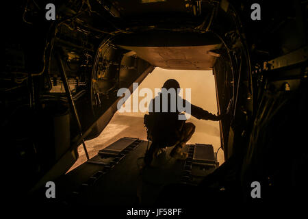 AUSTRALIAN ARMY BASE ROBERTSON BARRACKS, Darwin – US Marine Sgt. Phil Berry, Waffen und Taktiken Lehrer, Marine Medium Tiltrotor Squadron 268, Marine Rotations Kraft Darwin, führt ein MV-22 Osprey, wie sie ihre Landung abholen ein Hubschrauber-Support-Team für ein Aussenlift, 26. Mai 2017 machen. Dies ist der Fischadler ersten Einsatz nach Australien und die Interoperabilität Ausbildungskapazitäten für die Australian Defence Force und der US-Marines hinzugefügt hat. Berry, 28 Jahre alt, ist von Annapolis, Maryland (U.S. Marine Corps Foto von Sgt. Emmanuel Ramos) Stockfoto