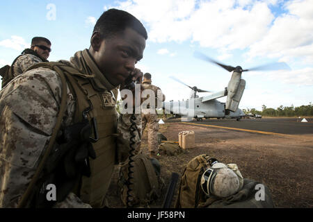 MOUNT BUNDEY TRAINING AREA, Australien – U. S. Marine Lance Cpl. Micah Scott, Feld-Funker, 7th Engineer Support Battalion, Bekämpfung der Logistik-Abteilung, Marine Rotations Kraft Darwin, radio Kontrollen mit den MV-22 Osprey-Piloten während einer Aussenlift, 26. Mai 2017. Scott entscheidende Rolle ist es, Relais, dass Nachrichten zwischen den Hubschrauber unterstützen Team und die Fahrer um die Sicherheit aller zu gewährleisten. Scott, 20 Jahre alt, stammt aus Jacksonville, Florida (U.S. Marine Corps Foto von Sgt. Emmanuel Ramos) Stockfoto