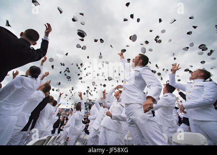 170526-N-KD824-001 ANNAPOLIS, MD. (26. Mai 2017) United States Naval Academy Midshipmen aus der Klasse der 2017 werfen ihre Bezüge in die Luft, während die Graduierung und Inbetriebnahme Zeremonie im Navy Marine Corps Memorial Stadium. Klasse in diesem Jahr absolvierte 1.053 Männer und Frauen, darunter 768 Navy Fähnriche, 259 Marinekorps zweite Leutnants und 17 ausländische Offiziere. (Foto: U.S. Navy Chief Masse Kommunikation Spezialist Anthony Koch/freigegeben) Stockfoto
