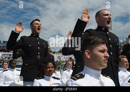 170526-N-KD824-002 ANNAPOLIS, MD. (26. Mai 2017) United States Naval Academy Midshipmen aus der Klasse der 2017 nehmen den Amtseid auf die Teilung und Inbetriebnahme Zeremonie im Navy Marine Corps Memorial Stadium. Klasse in diesem Jahr absolvierte 1.053 Männer und Frauen, darunter 768 Navy Fähnriche, 259 Marinekorps zweite Leutnants und 17 ausländische Offiziere. (Foto: U.S. Navy Chief Masse Kommunikation Spezialist Anthony Koch/freigegeben) Stockfoto