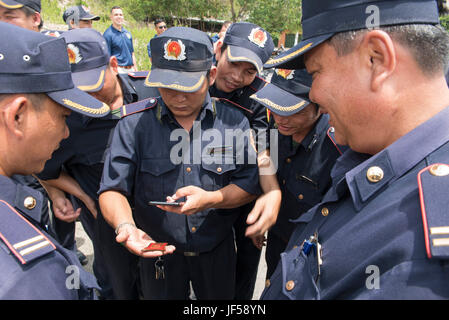 170526-N-OU129-196 KHANH HOA, Vietnam (26. Mai 2017) Mitglieder eines lokalen Nha Trang Sicherheitskräfte untersuchen eine Herausforderungsmünze ein Teammitglied von US Marine Corps Generalleutnant Lawrence Nicholson, Kommandierender General III Marine Expeditionary Kraft, während pazifische Partnerschaft 2017 Khanh Hoa kann 26 vorgestellt. Pacific Partnership ist die größte jährliche multilaterale humanitäre Hilfe und Katastrophenschutz Bereitschaft Hilfsmission in Indo-Asien-Pazifik und zielt darauf ab, regionale Koordination in den Bereichen medizinische Eignung und Bereitschaft für natürliche und vom Menschen verursachte Katastrophen zu verbessern durchgeführt. (US Navy Foto Stockfoto