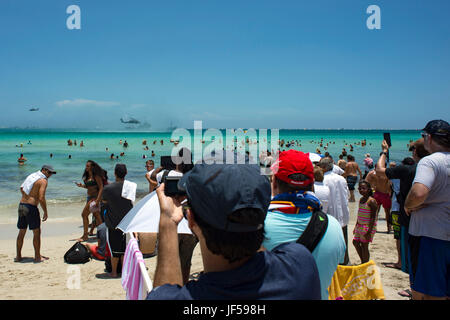 Zuschauer erfassen Bilder und Videos von der Combat Search and Rescue-Demo durch die Flieger des 920th Rescue Wing während der nationalen Gruß an Amerikas Helden Luft und Meer zeigen, 27. Mai 2017, in Miami Beach, Florida Spitzengruppe US militärische Mittel in Miami montiert, Luftüberlegenheit zu präsentieren, während diejenigen, die das ultimative Opfer am Memorial Day Wochenende gemacht haben zu Ehren. 920th Rescue Wing, der Air Force Reserve nur Rettung Flügel, titelte die Airshow Demonstration Combat Search and Rescue-Funktionen, durch die Zusammenarbeit mit einer HC-130P/N gegen König und vier a-10 Thunderbolt II aircra Stockfoto