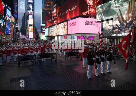 Zuschauer zeigen Ehre, wie die US-Marine Trommel & Bugle Corps die Nationalhymne auf dem Times Square, 27. Mai 2017 spielt. Marines, Matrosen und Küste Gardisten sind in New York zur Interaktion mit der Öffentlichkeit, Fähigkeiten zu demonstrieren und Lehren die Menschen von New York über Amerikas Meer Dienstleistungen. (U.S. Marine Corps Foto CPL. Warren Smith) Stockfoto