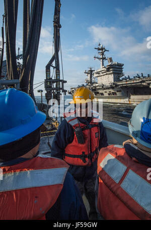 Die USNS Rappahannock-Seefahrer führen zusammen mit der USS Carl Vinson im Pazifik eine Auffüllung durch und liefern Treibstoff, Lebensmittel und Vorräte, um die Operationen der US Navy auf See am 27. Mai 2017 auszuweiten. Stockfoto