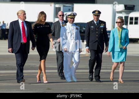 170527-N-OY339-612 SIGONELLA, Sizilien (27. Mai 2017) Captain Brent Trickel, Kommandierender Offizier der Naval Air Station Sigonella, Oberst Federico Fedele, italienische Kommandant für NAS Sigonella und Kelly Degnan, Chargé d ' affaires der US-Botschaft in Rom, escort Präsident Donald J. Trump und First Lady Melania Trump, Air Force One an Bord NAS Sigonella. Dieser Besuch ist Präsident Trump Endhaltestelle von seiner ersten Reise ins Ausland seit seinem Amtsantritt. (Foto: U.S. Navy Mass Communication Specialist 2. Klasse Christopher Gordon/freigegeben) Stockfoto