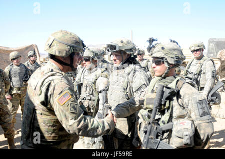 Major General Lee Tafanelli, Generaladjutant von Kansas, spricht mit Soldaten der 2d Bataillon, 137. Infanterie-Regiment über Ausbildung 28. Mai 2017 im National Training Center in Fort Irwin, Kalifornien. (Mississippi National Guard Foto von Sgt. Edward Lee, 102d Public Affairs-Abteilung) Stockfoto