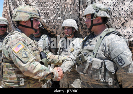 Major General Lee Tafanelli, Generaladjutant von Kansas, schüttelt ein Soldat Hand, während er das 2d Bataillon, 137. Infanterie-Regiment 28. Mai 2017 im National Training Center in Fort Irwin, Kalifornien (Mississippi National Guard Foto von Sgt. Edward Lee, 102d Public Affairs-Abteilung besucht) Stockfoto