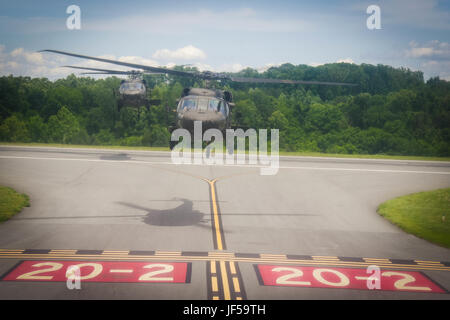 Zwei UH-60 Blackhawk Hubschrauber zum 2. Angriff Hubschrauber-Bataillon, 82. Combat Aviation Brigade Ansatz Concord Regionalflughafen für die Landung nach der Durchführung einer taktischen Fliege über NASCAR Coca-Cola 600 in Charlotte, NC, 28.Mai zugewiesen. (Foto: U.S. Army Sgt Steven Galimore) Stockfoto