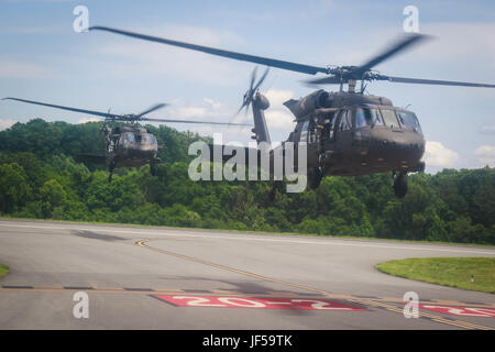 Zwei UH-60 Blackhawk Hubschrauber, 2. Angriff Hubschrauber-Bataillon 82. Combat Aviation Brigade zugewiesen Abstieg zur Landung nach Durchführung einer taktischen Fliege über NASCAR Coca-Cola 600 in Charlotte, NC, 28. Mai. (Foto: U.S. Army Sgt Steven Galimore) Stockfoto