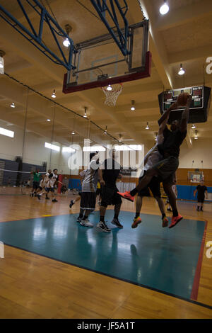 Ein Spieler mit Munition steigt für einen Schuss während der Meisterschaft-Spiel von einem einzigen Marine Programm gehosteten Basketball-Turnier Mai 28 an Bord Camp Schwab, Okinawa, Japan. Während dieses Spiel Gott Berge kämpfte ein Team von Nago City und Munition, ein Team von Marines mit 3. liefern Bataillon, Bekämpfung von Logistik-Regiment 35, 3rd Marine Logistics Group, III. Marine Expeditionary Force, es heraus. Nachdem man in die Verlängerung, siegte Munition nach einem letzten zweiten Schuss aus dem 3-Punkt-Linie; Das Endergebnis war 33-31. Stockfoto