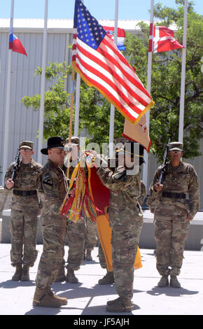 Colonel Christopher H. Colavita (links), Fall Kommandant, 1. Kavallerie Division entschlossene Unterstützung Sustainment Brigade (1 CD RSSB) und Command Sergeant Major Jill L. Crosby, Befehl Sergeant-Major, 1 CD RSSB, die Brigade Farben signalisieren das Ende der Einheit Operationen in Afghanistan bei der 1CD RSSB übertragen der Behörde Zeremonie in Bagram Airfield, Mai 29. 1CD RSSB übertragen Autorität auf der 1st Armored Division entschlossene Unterstützung Sustainment Brigade nach einer neunmonatigen Bereitstellung. Stockfoto