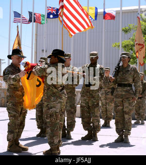 Colonel Christopher H. Colavita (links), Fall Kommandant, 1. Kavallerie Division entschlossene Unterstützung Sustainment Brigade (1 CD RSSB) und Command Sergeant Major Jill L. Crosby, Befehl Sergeant-Major, 1 CD RSSB, die Brigade Farben signalisieren das Ende der Einheit Operationen in Afghanistan bei der 1CD RSSB übertragen der Behörde Zeremonie in Bagram Airfield, Mai 29. 1CD RSSB übertragen Autorität auf der 1st Armored Division entschlossene Unterstützung Sustainment Brigade nach einer neunmonatigen Bereitstellung. Stockfoto