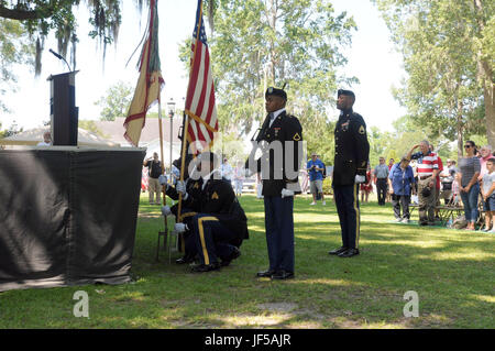 Soldaten des 87th Combat Sustainment Support Battalion, 3rd Infantry Division Sustainment Brigade, präsentieren die National Colors beim Memorial Day in Richmond Hill, Georgia, am 29. Mai 2017, um gefallene Soldaten zu ehren. Stockfoto