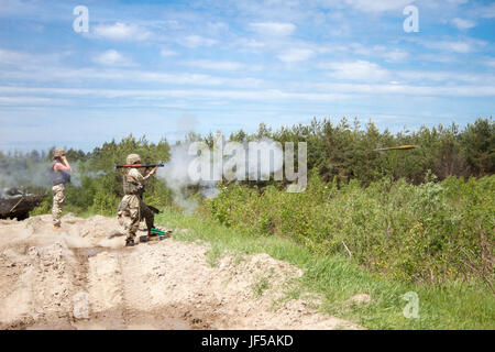 Ukrainische Soldaten aus dem 1. Airmobile Bataillon, 79. Air Assault Brigade feuert ein RPG während eines live-Brandabschnitt Angriff Trainings am Yavoriv Combat Training Center auf der internationalen Friedenssicherung und Security Center in der Nähe von Yavoriv, Ukraine, am 29. Mai.    Yavoriv CTC-Personal zusammen mit Mentoren aus der US-Armee 45. Infantry Brigade Combat Team, führte die Ausbildung zum Soldaten von der 1-79. während der Rotation des Bataillons durch Yavoriv CTC. 45. ist die Ukraine als Teil der gemeinsamen multinationalen Training Gruppe-Ukraine, eine internationale Koalition Improv gewidmet bereitgestellt. Stockfoto